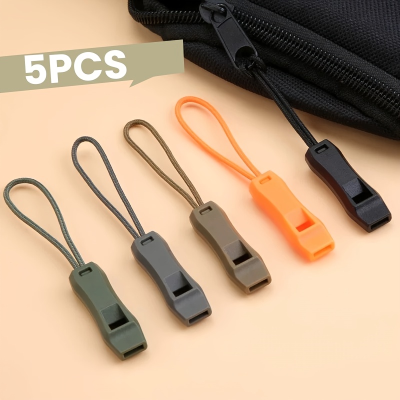 Outdoor Camping Essential Gear - 5個入りポータブルミニホイッスルセット、ストラップと収納バッグ付き、冒険愛好家、キャンプ用品とアクセサリー、サバイバル装備とギア、緊急時対策、ハイキング必需品、軽量ギア、ジッパーコードアタッチメント、持ち運びが簡単、信頼性の高い構造、頑丈なバックル、サバイバルホイッスル、アドベンチャーツール、サバイバルリスト、キャンパーとハイカー向けサバイバルホイッスル